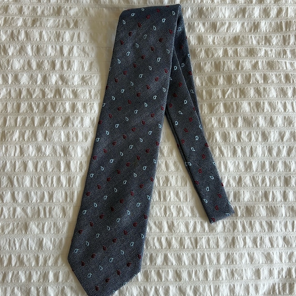 Vintage Zegna 100% silk tie, made in Italy. Gray, blue and red